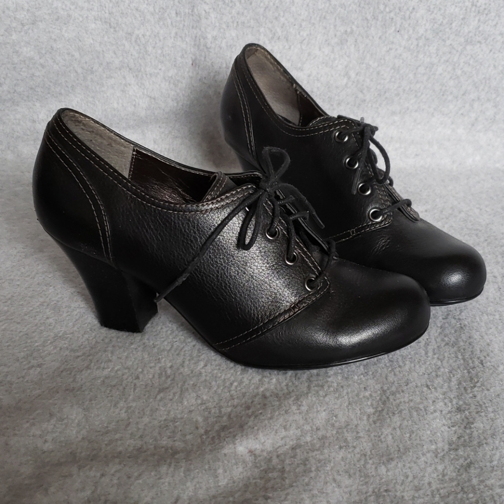 Kitten heel booties